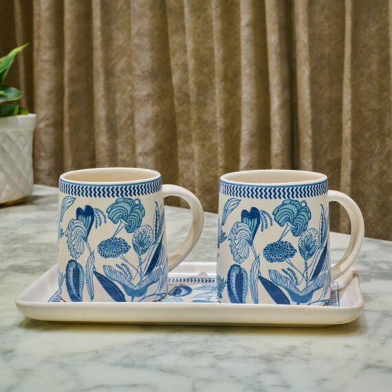 Blue floral coffe mugs with tray