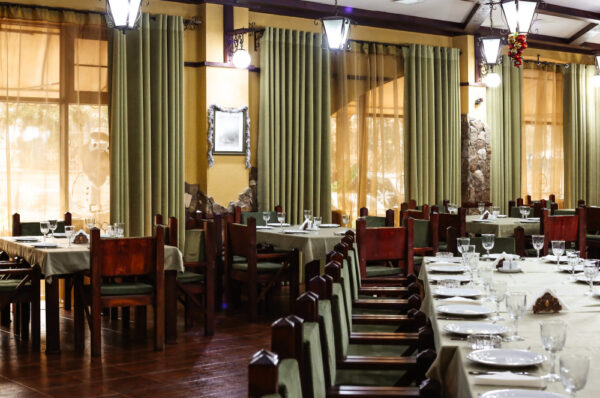 Stylish and Simple Restaurant Decoration Ideas